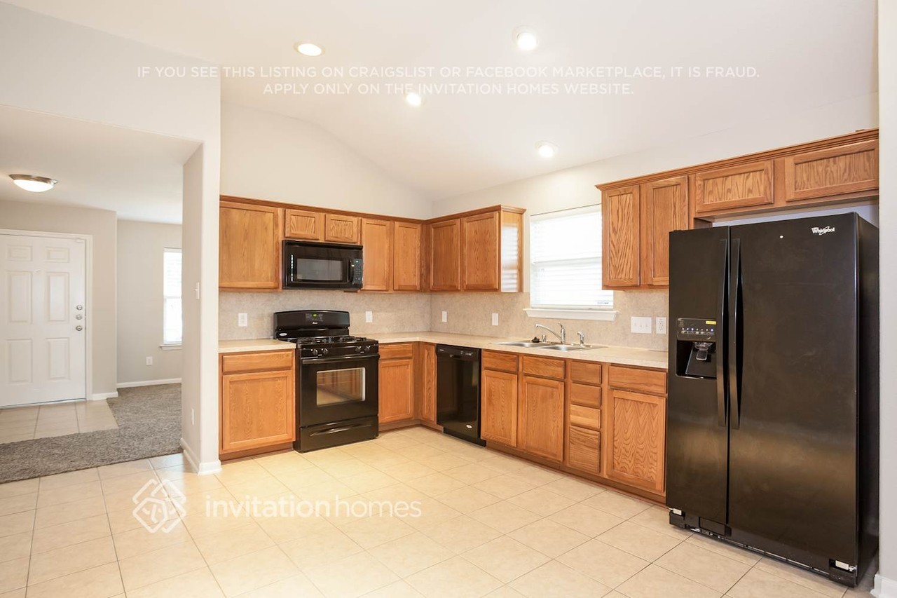 2039 Diamond Crest Dr - Photo 6 of 15