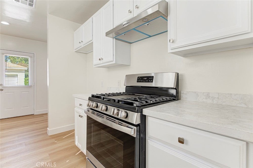 6643 Colbath Ave - Photo 7 of 17
