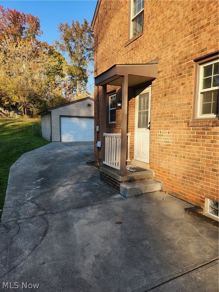 16713 Lomond Blvd - Photo 2 of 23