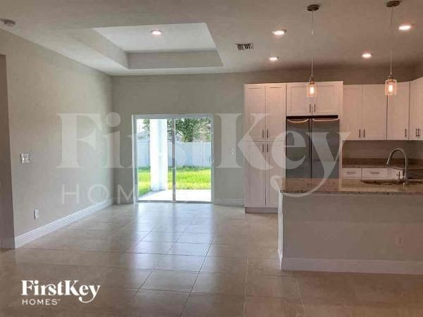 1729 Nw 11th Pl - Photo 4 of 10