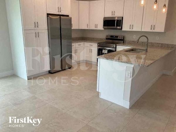 1729 Nw 11th Pl - Photo 5 of 10