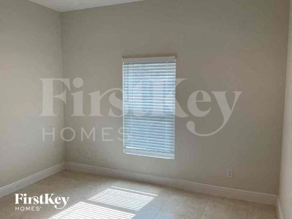 1729 Nw 11th Pl - Photo 7 of 10