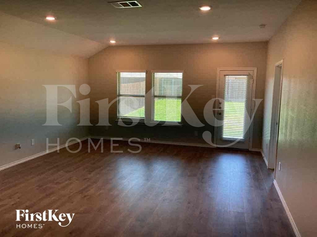 1816 Tulipwood Dr - Photo 2 of 9