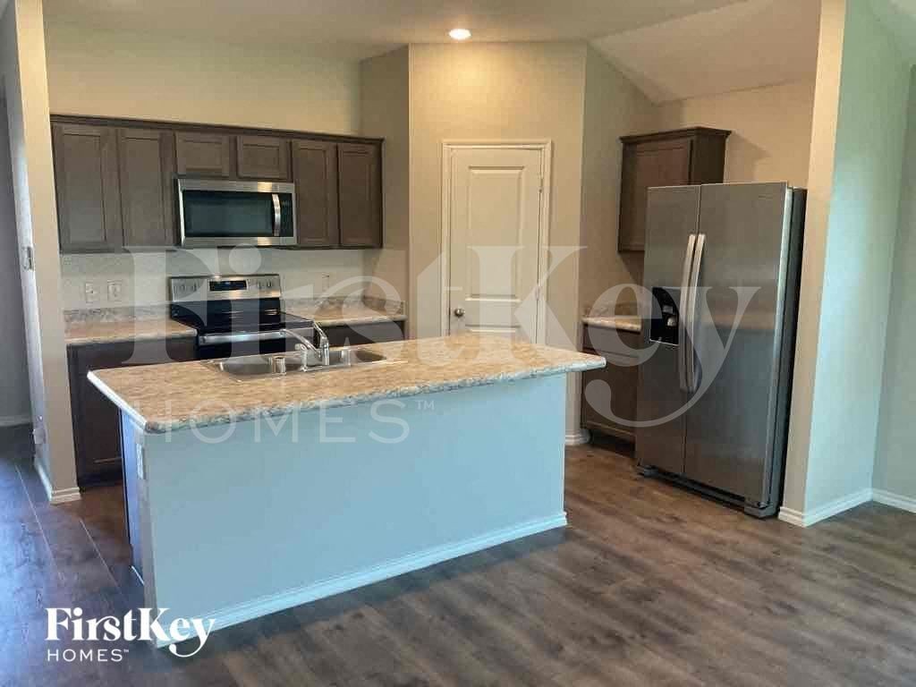 1816 Tulipwood Dr - Photo 3 of 9