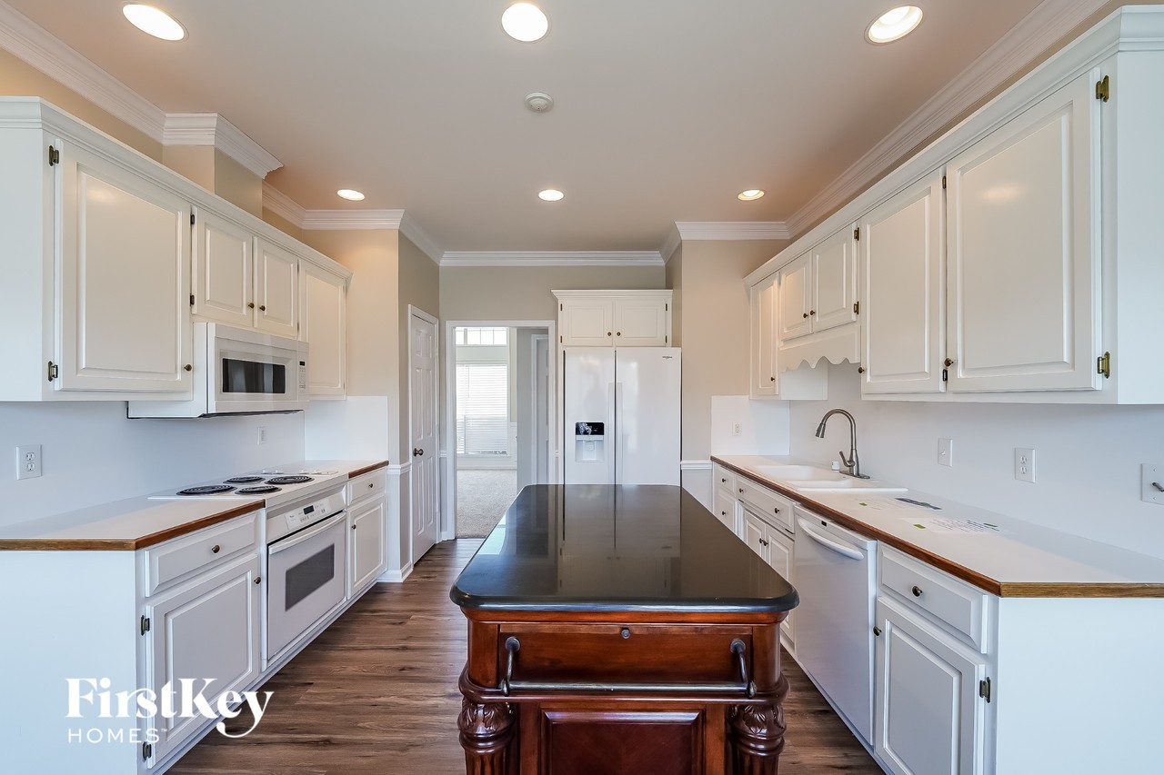 5711 Chetham Hl - Photo 4 of 15