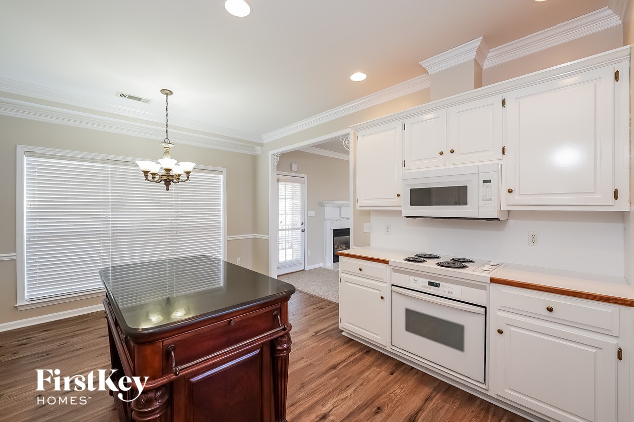 5711 Chetham Hl - Photo 5 of 15