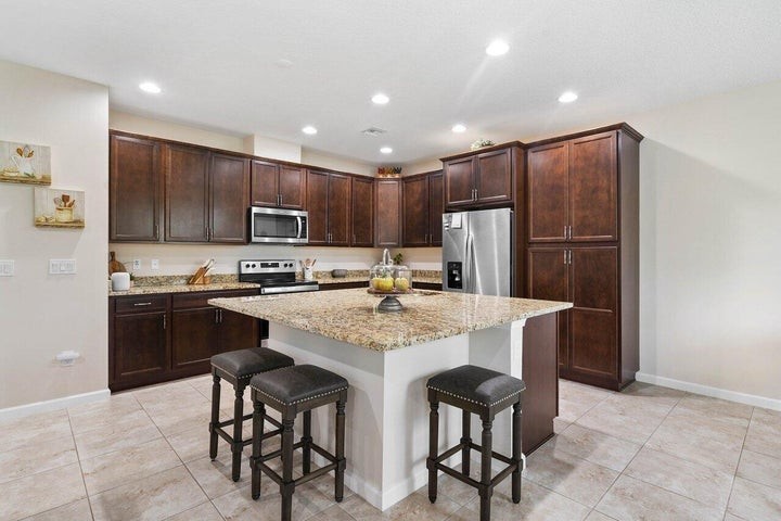 16310 Oakview Drive - Photo 3 of 7