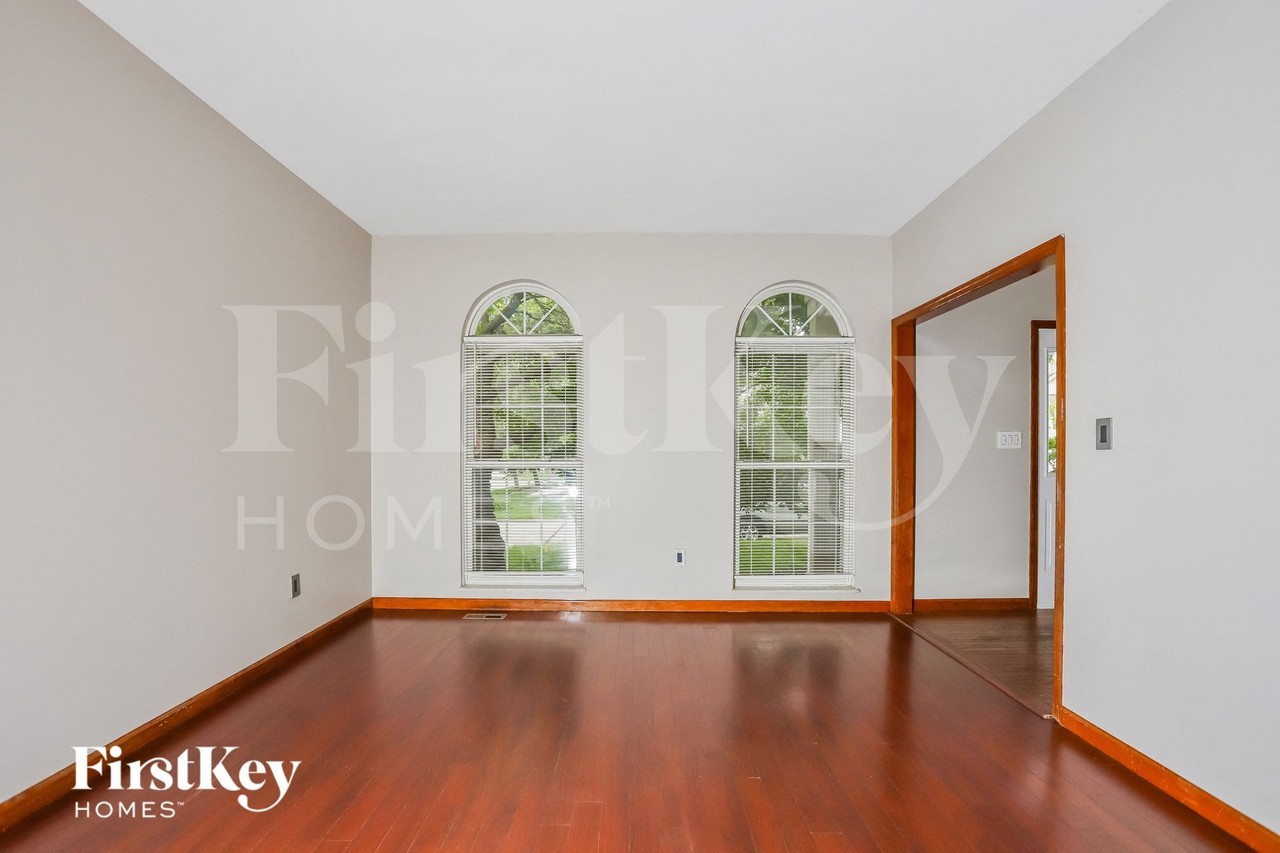 1 Schoolhouse Ct - Photo 3 of 15