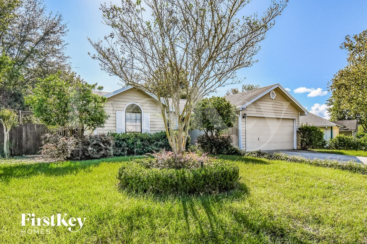 8974 Rose Hill Dr N - Photo 2 of 15