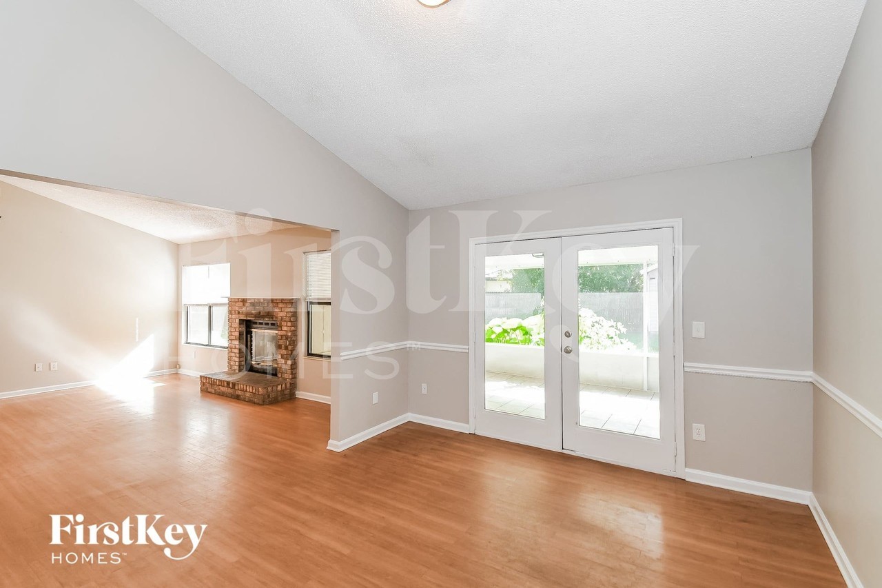 8974 Rose Hill Dr N - Photo 3 of 15