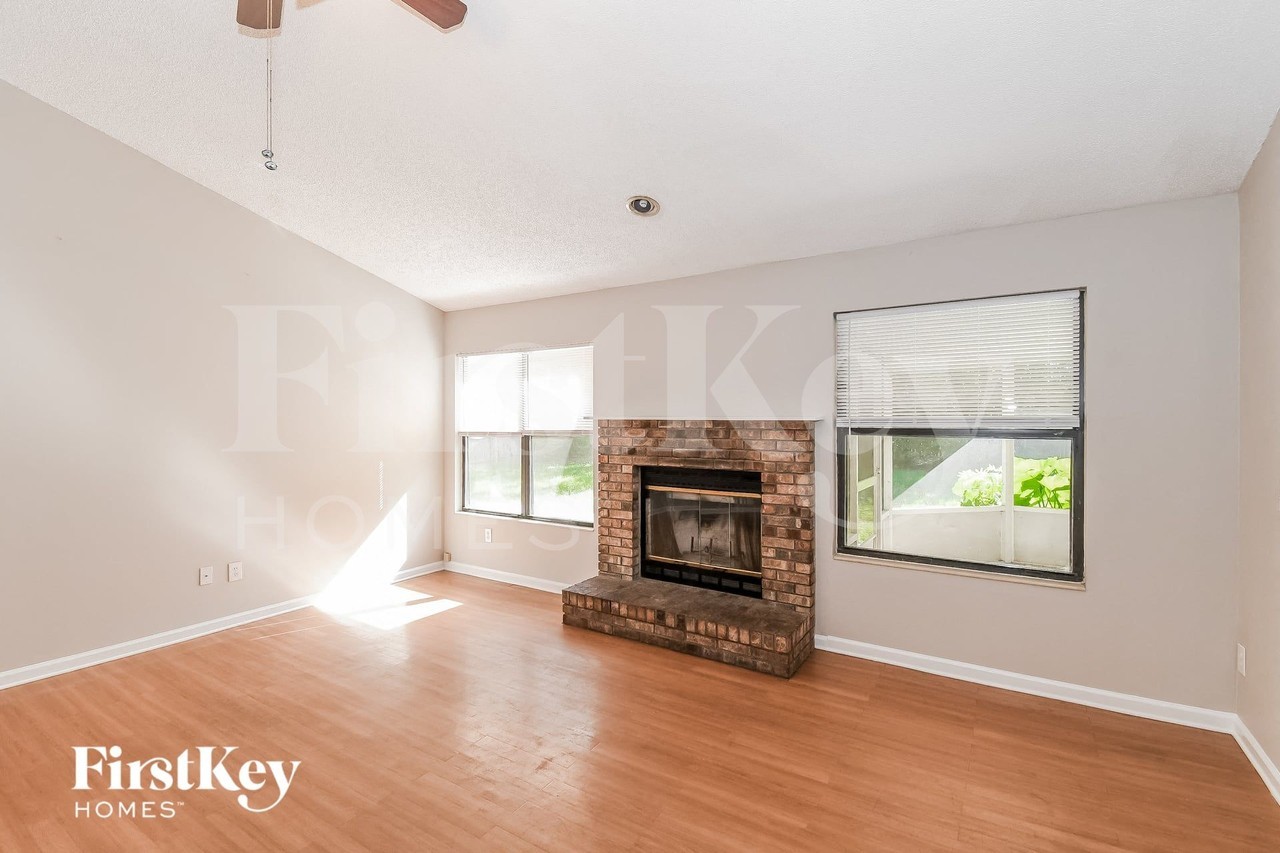 8974 Rose Hill Dr N - Photo 4 of 15
