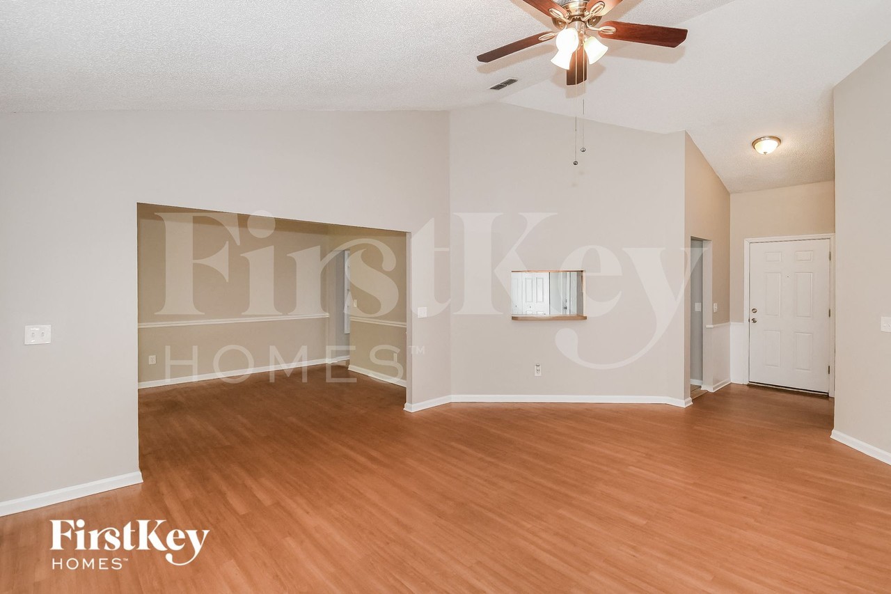 8974 Rose Hill Dr N - Photo 5 of 15