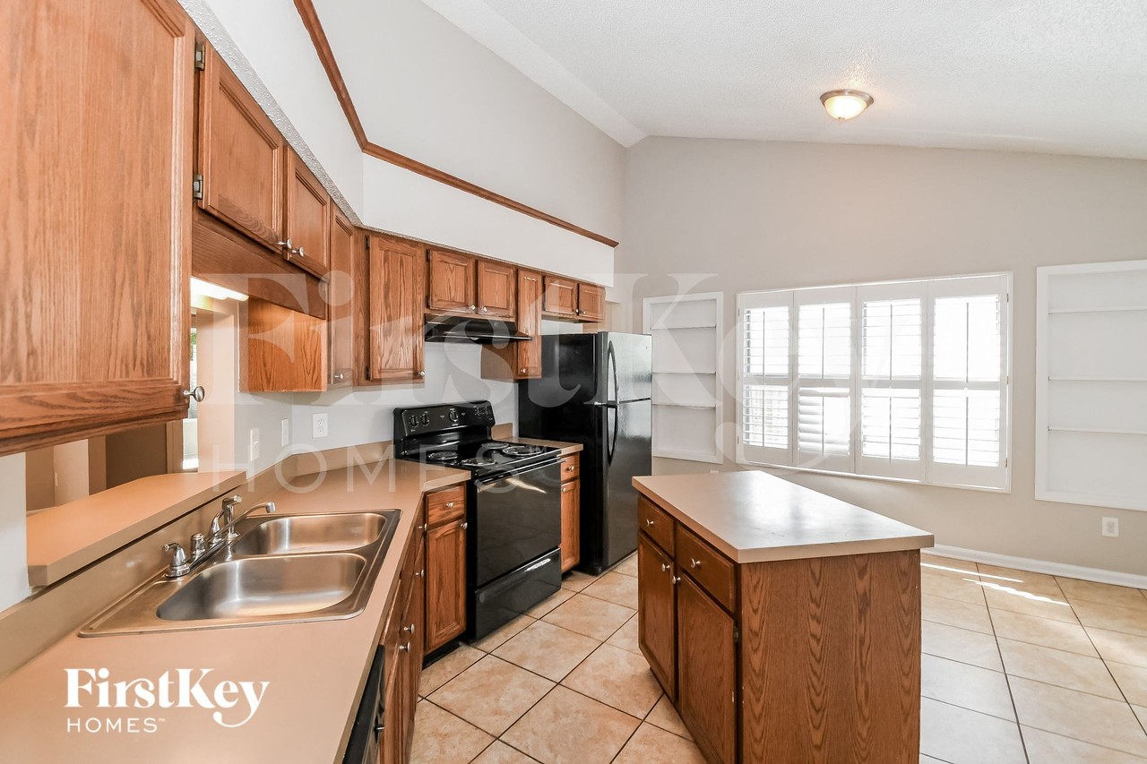 8974 Rose Hill Dr N - Photo 6 of 15