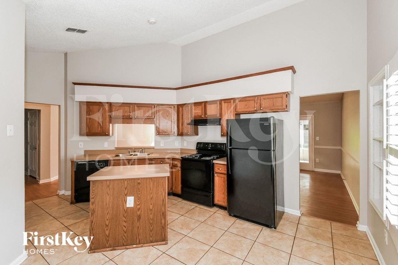 8974 Rose Hill Dr N - Photo 7 of 15