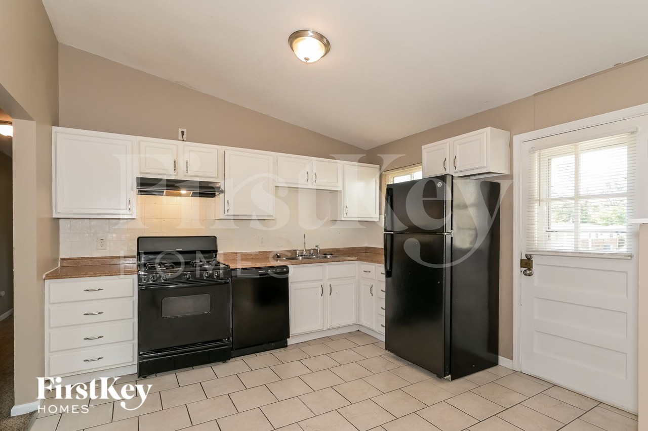 335 Saint Edward Ln - Photo 6 of 16