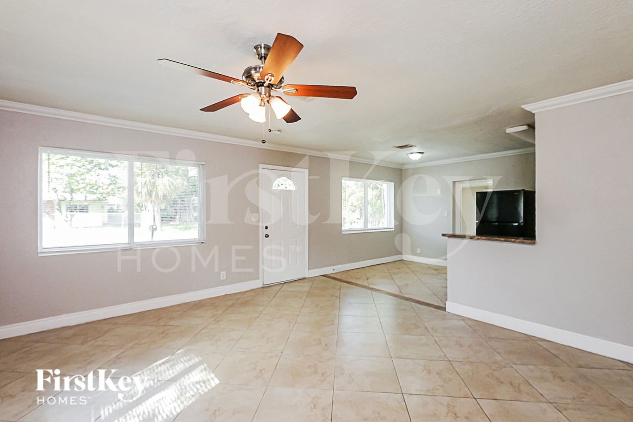 1128 Nw 7th Ter - Photo 4 of 19