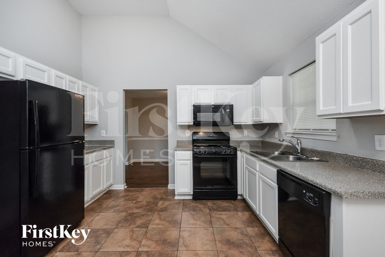 110 Caney Creek Pkwy - Photo 5 of 15
