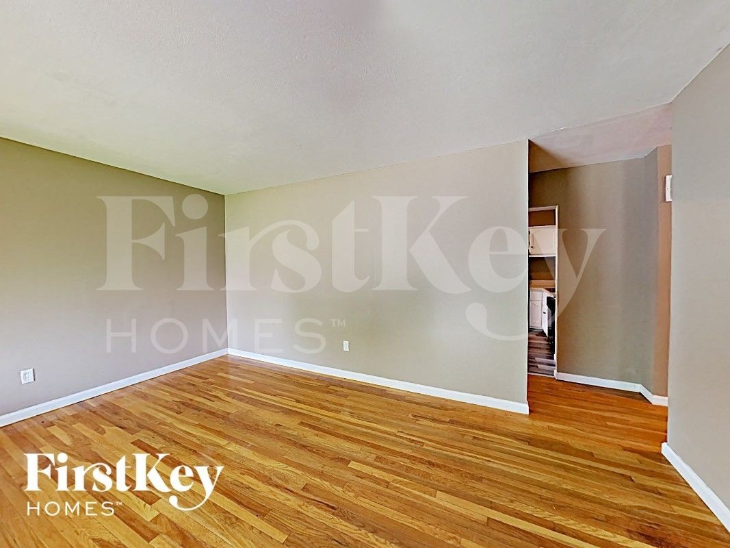 1055 Lees Ln - Photo 2 of 17