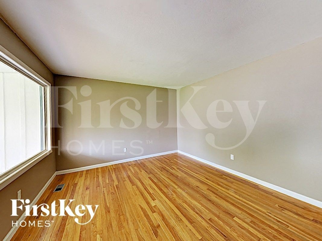 1055 Lees Ln - Photo 3 of 17