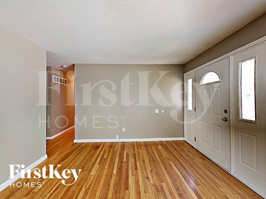 1055 Lees Ln - Photo 4 of 17