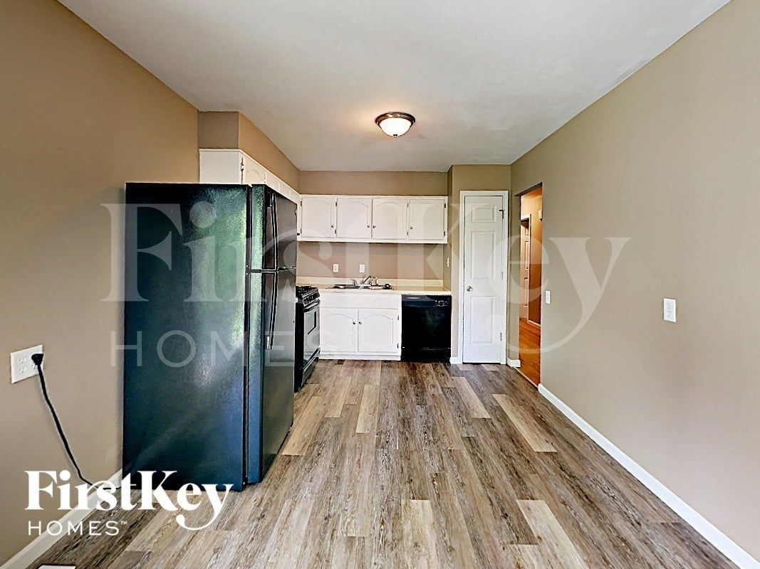 1055 Lees Ln - Photo 5 of 17