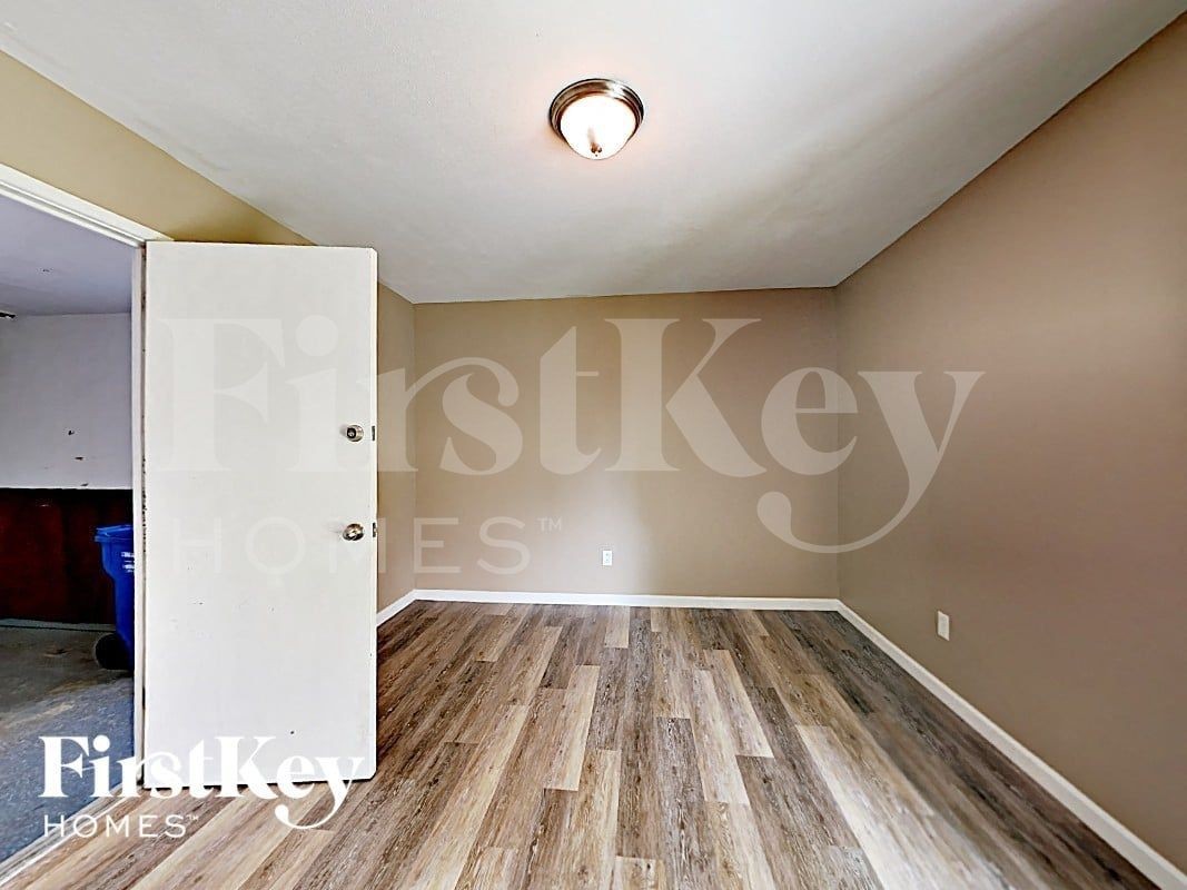 1055 Lees Ln - Photo 6 of 17