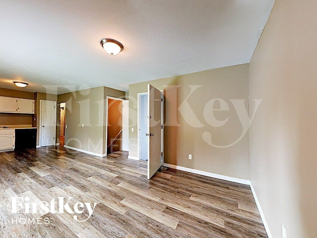 1055 Lees Ln - Photo 7 of 17