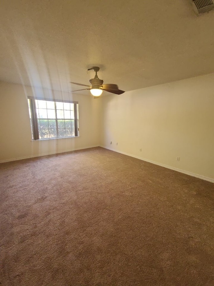 2703 Beacon Ct - Photo 2 of 10