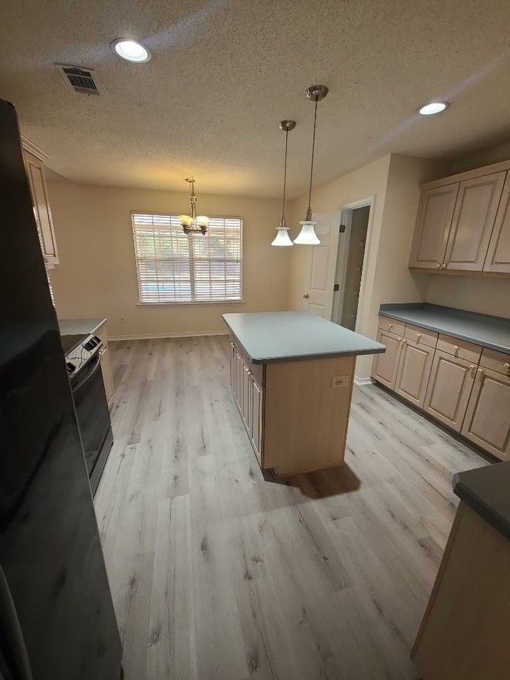 2703 Beacon Ct - Photo 5 of 10