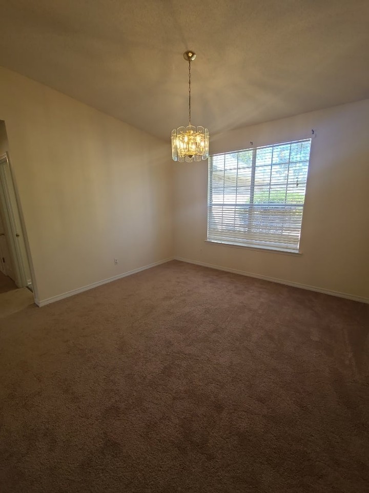 2703 Beacon Ct - Photo 7 of 10