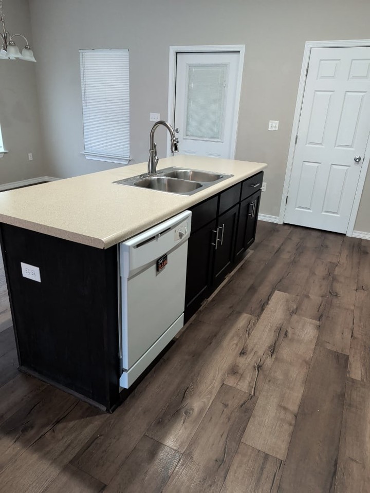 714 E Robinson Ave - Photo 3 of 5