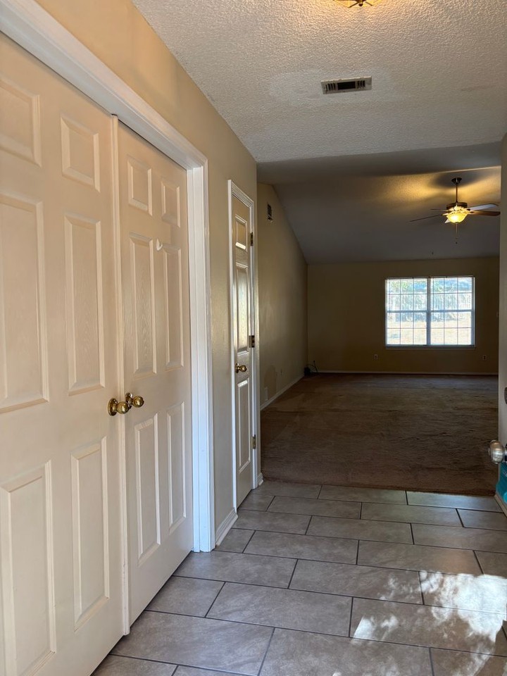 306 Shorewood Ct - Photo 2 of 22