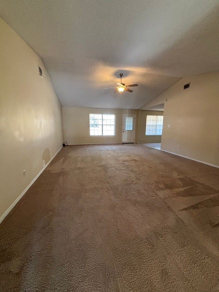 306 Shorewood Ct - Photo 4 of 22