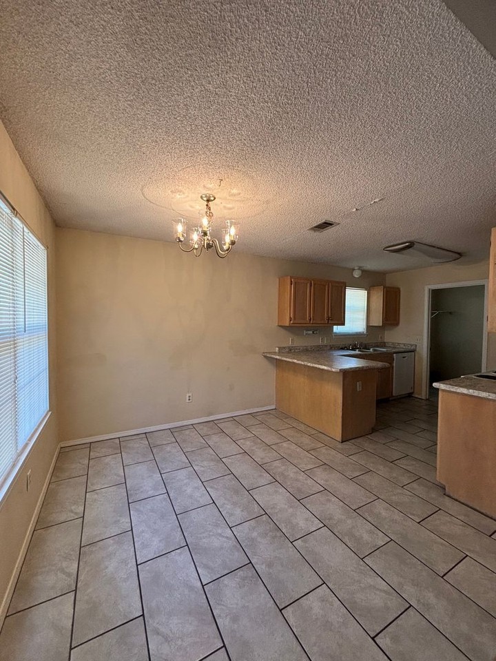 306 Shorewood Ct - Photo 6 of 22