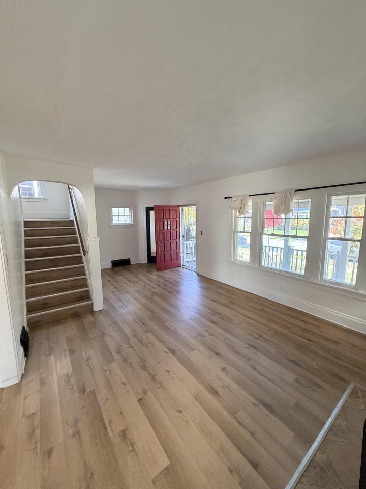 2089 Elbur Ave - Photo 4 of 36