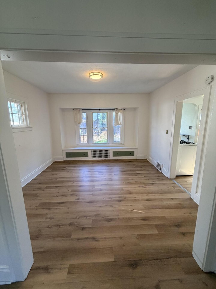 2089 Elbur Ave - Photo 6 of 36
