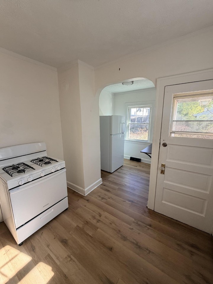 2089 Elbur Ave - Photo 7 of 36