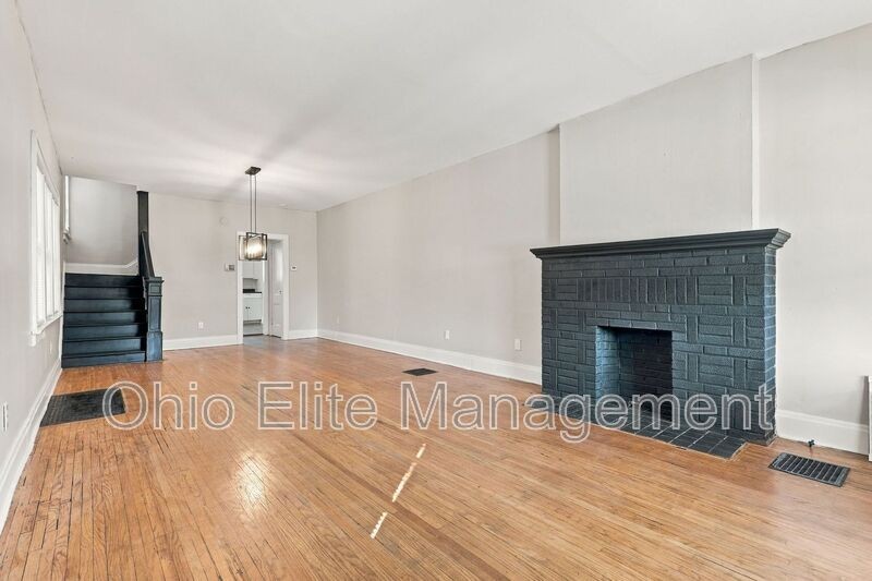 733 Seymour Ave - Photo 6 of 38