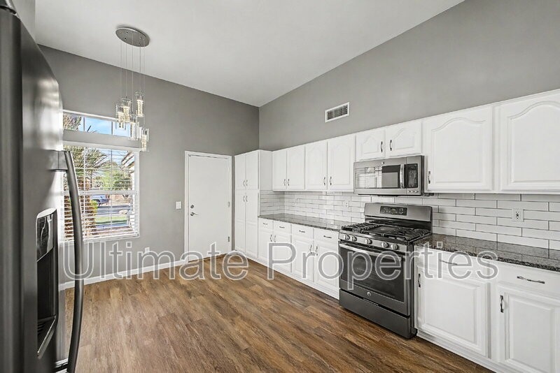 13179 W Cypress St - Photo 4 of 13