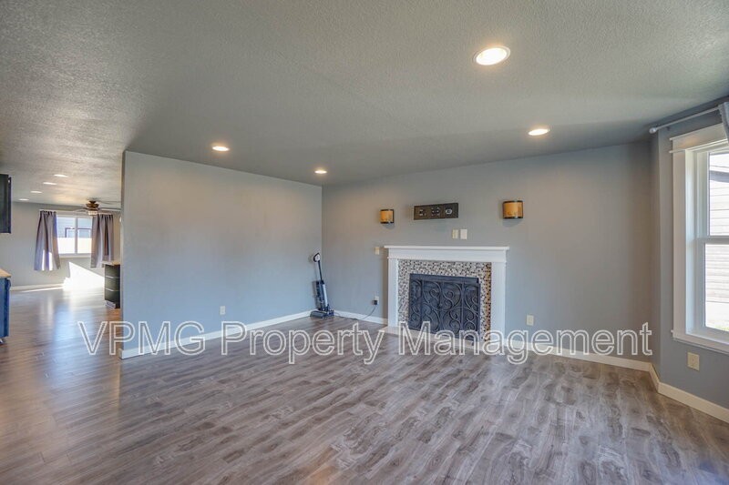 9600 Ne 132nd Ave - Photo 4 of 33
