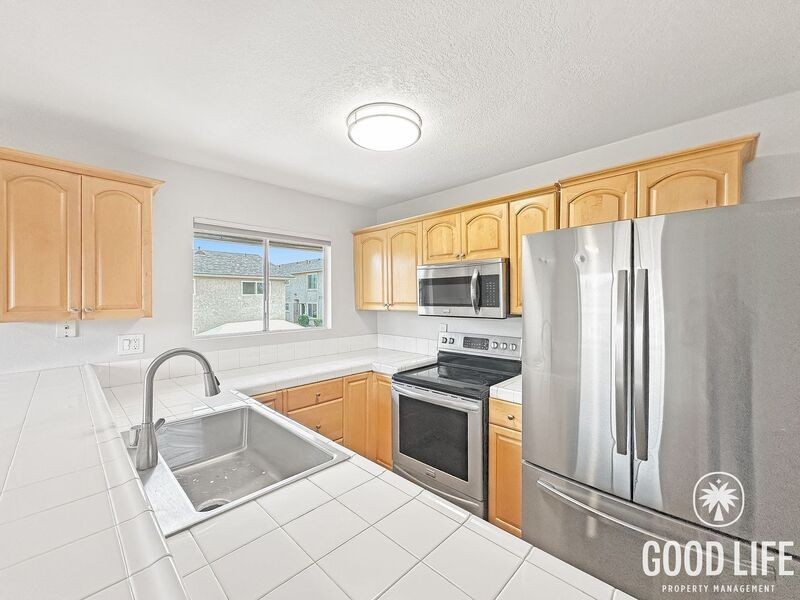 1025 4th Ave #18 - Photo 3 of 17