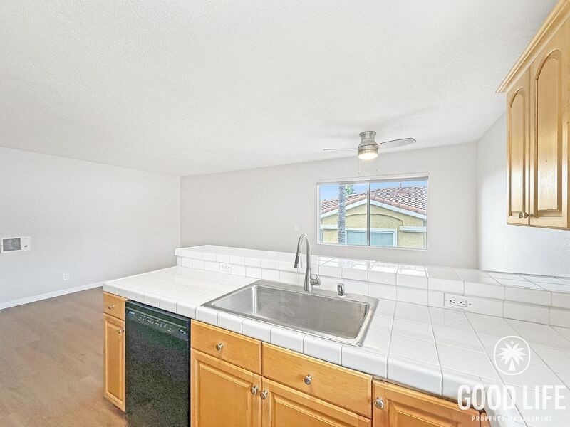 1025 4th Ave #18 - Photo 4 of 17