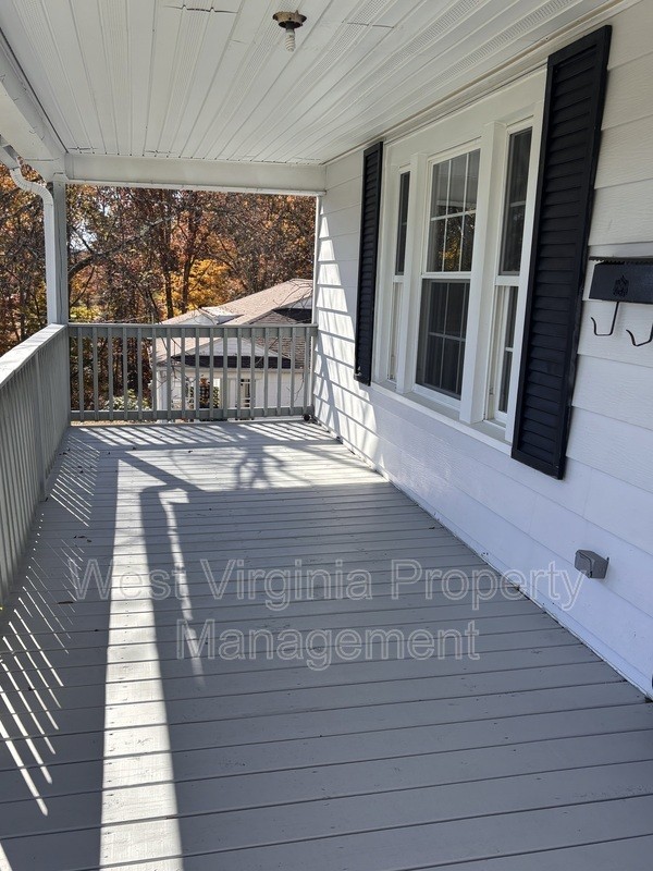 122 W C St - Photo 2 of 17