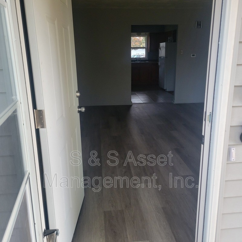 208 E 2nd North St - Photo 2 of 14