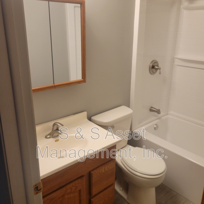 208 E 2nd North St - Photo 5 of 14