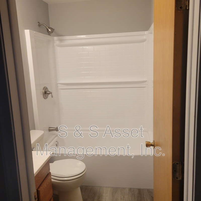 208 E 2nd North St - Photo 7 of 14