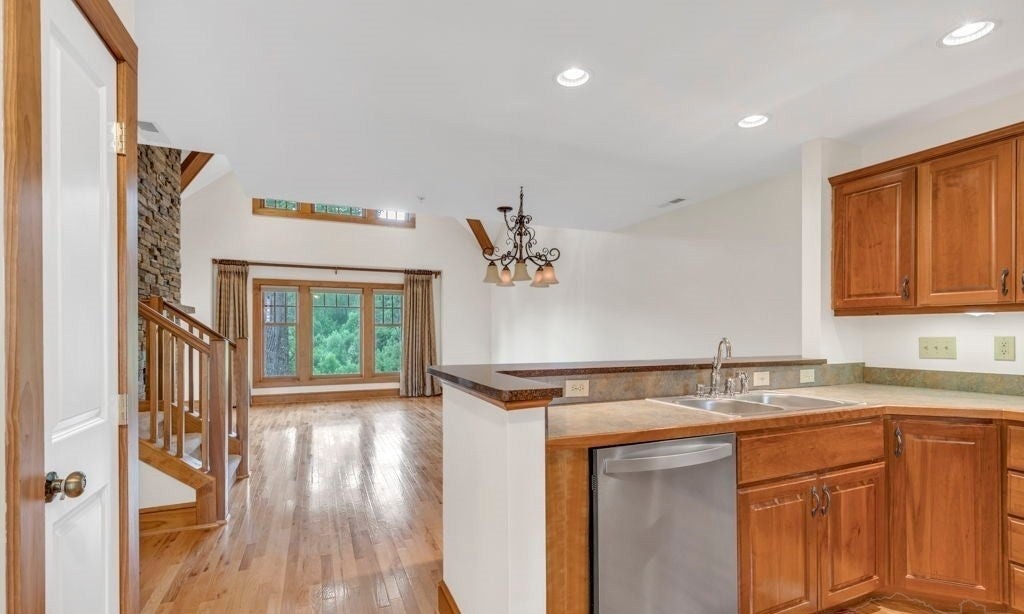 565 Peaceful Haven Dr - Photo 4 of 32