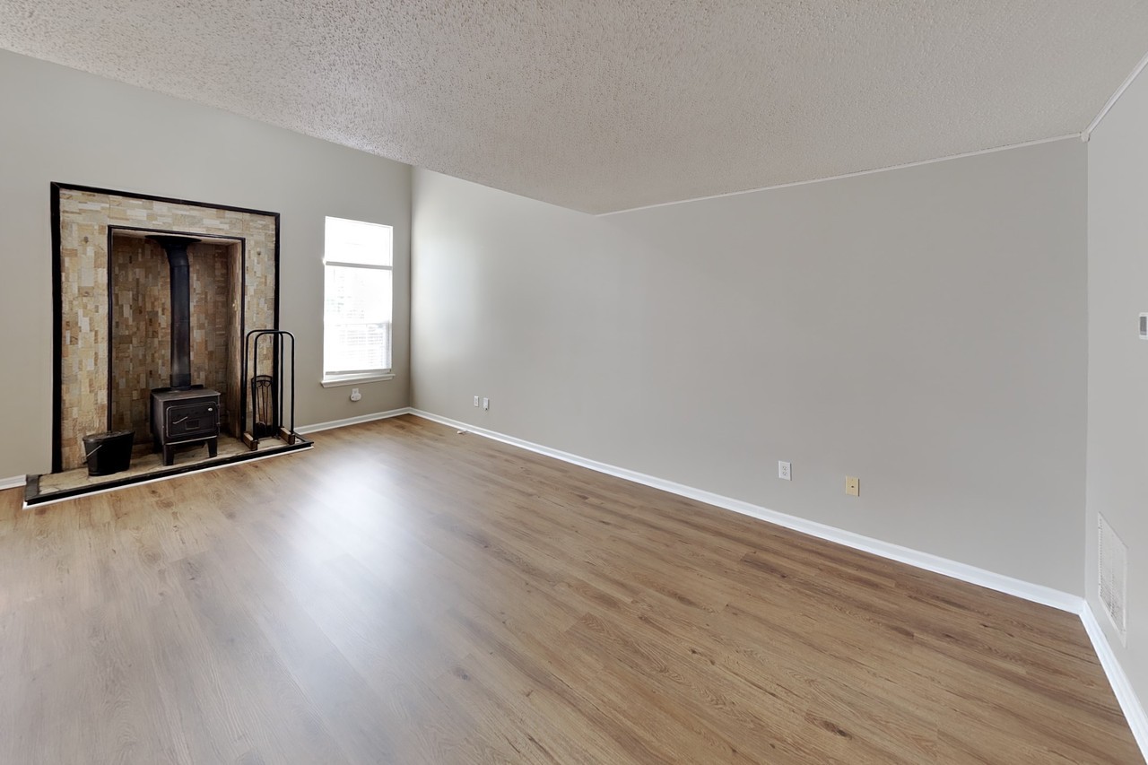 15382 Ten Point Dr - Photo 4 of 20