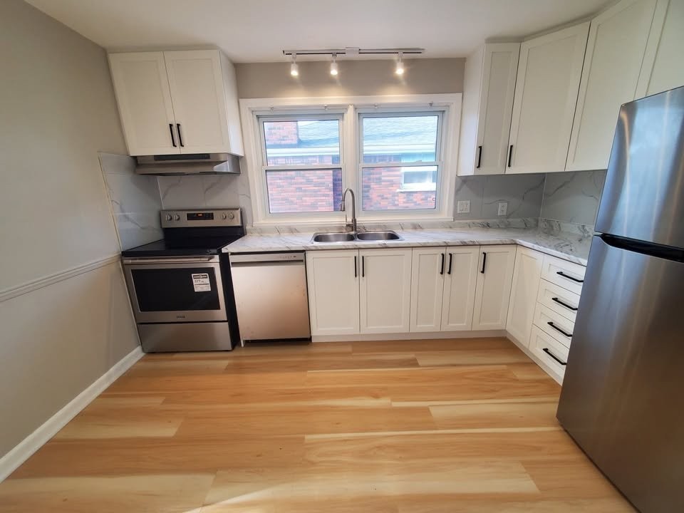 323 East 32nd Street - Photo 3 of 10