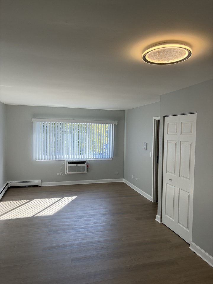 704 West Huntington Commons Road - Photo 4 of 15